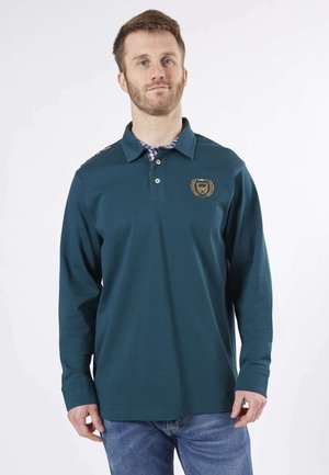 Polo-shirt à manches longues teal en coton, avec un col à carreaux, trois boutons au cou et un logo brodé contrastant sur la poitrine.