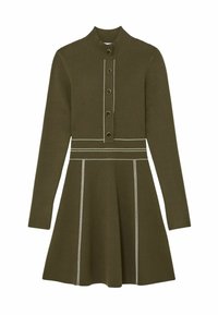 Olivzaļā garroku kleita ar ribotu tekstūru, augstu apkakli, pogu aizdari priekšpusē un baltām šuvēm, kas izceļ vidukli un svārkus.