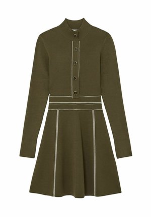Olivovoré zelené šaty s dlhými rukávmi, rebrovanou textúrou, vysokým golierom, zapínaním na gombíky vpredu a bielymi prešívaniami zdôrazňujúcimi pás a sukňu.