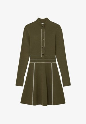 Olivovoré zelené šaty s dlhými rukávmi, rebrovanou textúrou, vysokým golierom, zapínaním na gombíky vpredu a bielymi prešívaniami zdôrazňujúcimi pás a sukňu.