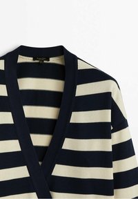 Cardigan à rayures horizontales bleu marine et blanc avec un décolleté en V profond et des finitions côtelées autour du col et de l'ouverture avant.