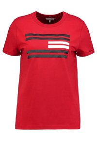 Camiseta corta de manga roja brillante con rayas horizontales en negro y blanco en el pecho, con un escote redondo.