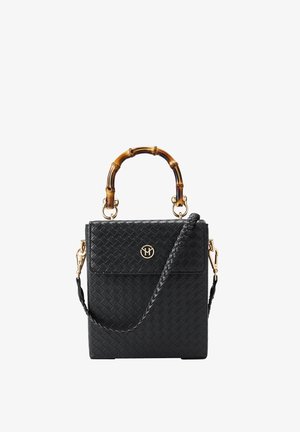 Crna torba od pletene kože s drvenom ručkom od bambusa, zlatnim logotipom, pletenim remenom i struktuiranim oblikom koji ima prednji preklopni zatvor.