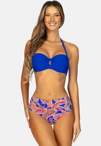 Jasnoniebieski biustonosz bikini z centralnym detalem w postaci skrętu i kolorowymi akcentami; zestawiony z wysokimi majtkami o wzorze paisley.