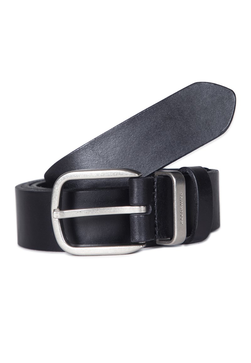 Cinturón de cuero negro con un acabado suave, que presenta una hebilla y un pasador de metal plateado, exhibiendo un diseño rectangular clásico.