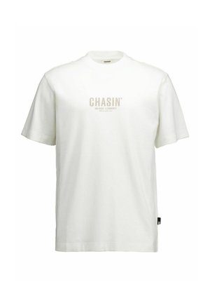 Weißes kurzärmeliges T-Shirt mit Rundhalsausschnitt und zentral platziertem beigem Text "CHASIN' AMS BASED - C-COMMUNITY" auf der Vorderseite.