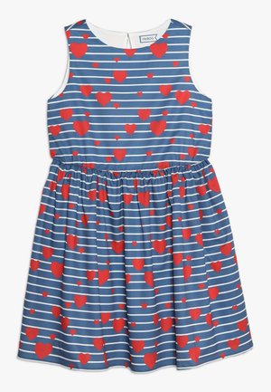Ærmeløs kjole med et blåt stribet mønster, prydet med røde hjerter. Har en samlet talje og rund halsudskæring. Glat stoftekstur.