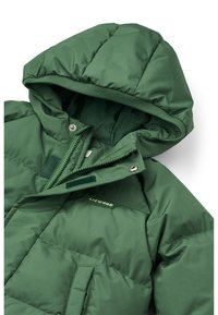 Doudoune verte avec capuche, présentant un design matelassé, une fermeture éclair à l'avant, des boutons-pression et un patch logo. Tissu lisse et brillant avec des accents texturés.