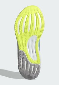 Suola della scarpa in giallo, grigio e bianco. Presenta motivi testurizzati e ritagli per la flessibilità. Design leggero che assicura aderenza e supporto.