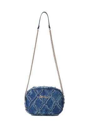 Sac bandoulière en denim matelassé bleu avec motif losange effiloché et logo doré "GAËLLE", avec une bandoulière chaîne dorée et un coussinet d'épaule en cuir.