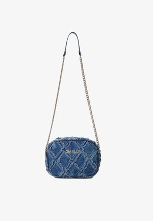 Sac bandoulière en denim matelassé bleu avec motif losange effiloché et logo doré "GAËLLE", avec une bandoulière chaîne dorée et un coussinet d'épaule en cuir.