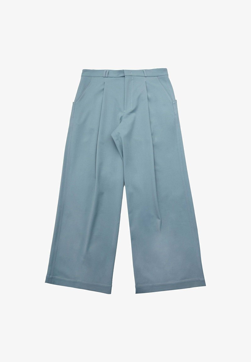 Pantaloni a gamba larga di un blu chiaro con pieghe, due tasche laterali e dettagli di cucitura a contrasto. Tessuto dal texture morbido e orlo dritto.
