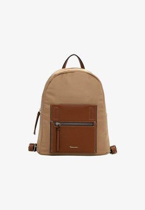 Beige stoffen rugzak met een bruine leren voorzak, zilveren rits en dubbele schouderbanden. Heeft een ronde bovenkant en stiksels als accent.