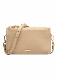 Beżowa skórzana torba na ramię z zamkiem błyskawicznym, złotymi detalami, regulowanym paskiem i teksturowaną powierzchnią. Wyposażona w dyskretną logotyp z przodu.