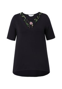 Camiseta corta negra de manga corta con escote en V. Presenta bordados florales a lo largo del escote, fabricada con un tejido suave y ligero.