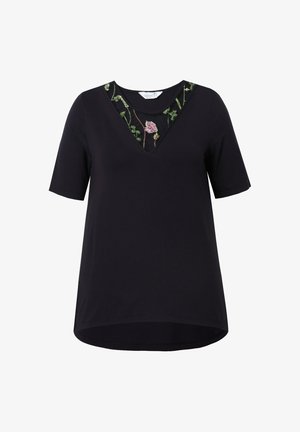 Czarny t-shirt z krótkim rękawem i dekoltem w serek. Posiada kwiatową haftkę wzdłuż dekoltu, wykonany z miękkiego, lekkiego materiału.