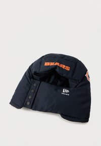 Σκούφος navy blue με την επιγραφή «BEARS» σε πορτοκαλί, με λεία υφή, κουμπιά snap και ετικέτα λογότυπου από τη New Era.