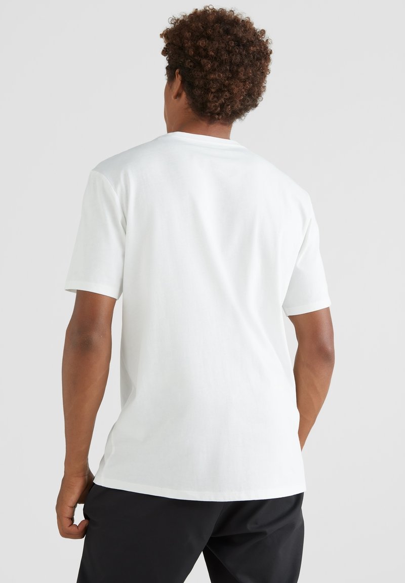 Camiseta de algodón blanca con mangas cortas, cuello redondo y una textura suave. Diseño simple sin logotipos ni patrones visibles.