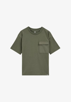 Olivgrünes T-Shirt mit kurzen Ärmeln, geripptem Rundhalsausschnitt und einer quadratischen Klappentasche auf der linken Brust.