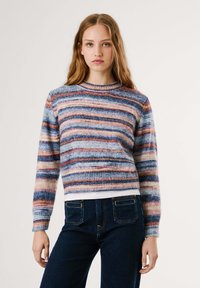Strikket uldtrøje med horisontale striber i nuancer af blå, pink og creme; rund udskæring og ribbede manchetter og kant.