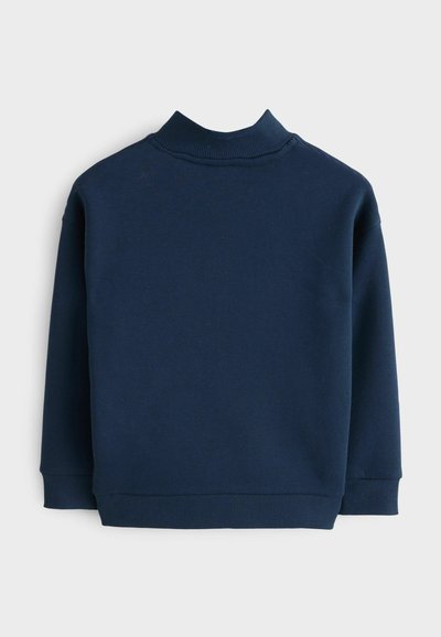 Felpa blu navy con colletto alto, orlo e polsini a coste. Il tessuto sembra morbido e liscio, con un design semplice e senza motivi visibili.