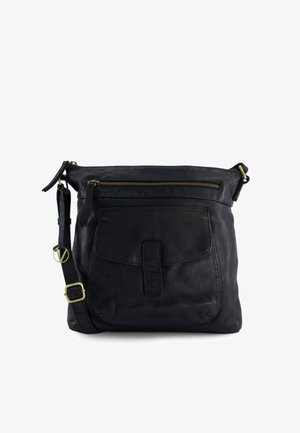 Zwarte leren crossbodytas met voorvak met klep, bovenste ritssluiting en verstelbare schouderriem met messing gesp en ringdetail.