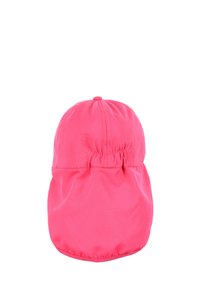 Gorra rosa con textura suave, corona redondeada y parte trasera elástica. Cuenta con una costura cosida y un pequeño botón en la parte superior.