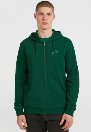 Grøn zip-up hoodie i blødt stof med en frontlomme, justerbar snøre i hætter og logo på brystet. Har ribbede manchetter.