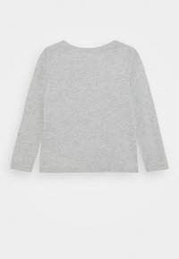 Koszula z długim rękawem z jasnoszarej bawełny. Okrągły dekolt, miękka tekstura i prosty design bez wzorów ani ozdób.