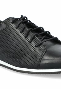 Czarne sneakersy z teksturowaną, perforowaną cholewką, gładkimi akcentami ze skóry i płaskimi sznurowadłami. Posiadają białą gumową podeszwę i minimalistyczny design.