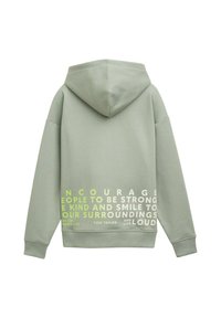 Sudadera con capucha de tela verde claro y corte relajado. Presenta texto impreso en blanco y verde neón en la parte baja de la espalda.