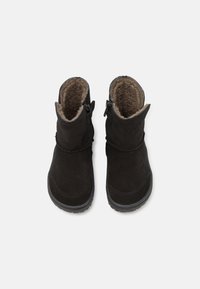 Czarne zamszowe botki za kostkę z futrzanym wykończeniem, wyposażone w dwa boczne zamki błyskawiczne oraz teksturowaną gumową podeszwę zapewniającą przyczepność. Gładka powierzchnia z minimalnymi szwami.