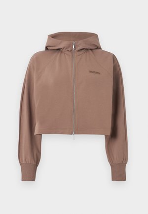 Felpa corta marrone con cappuccio, zip frontale, maniche lunghe, polsini a costine e piccolo logo sul petto sinistro su uno sfondo chiaro.