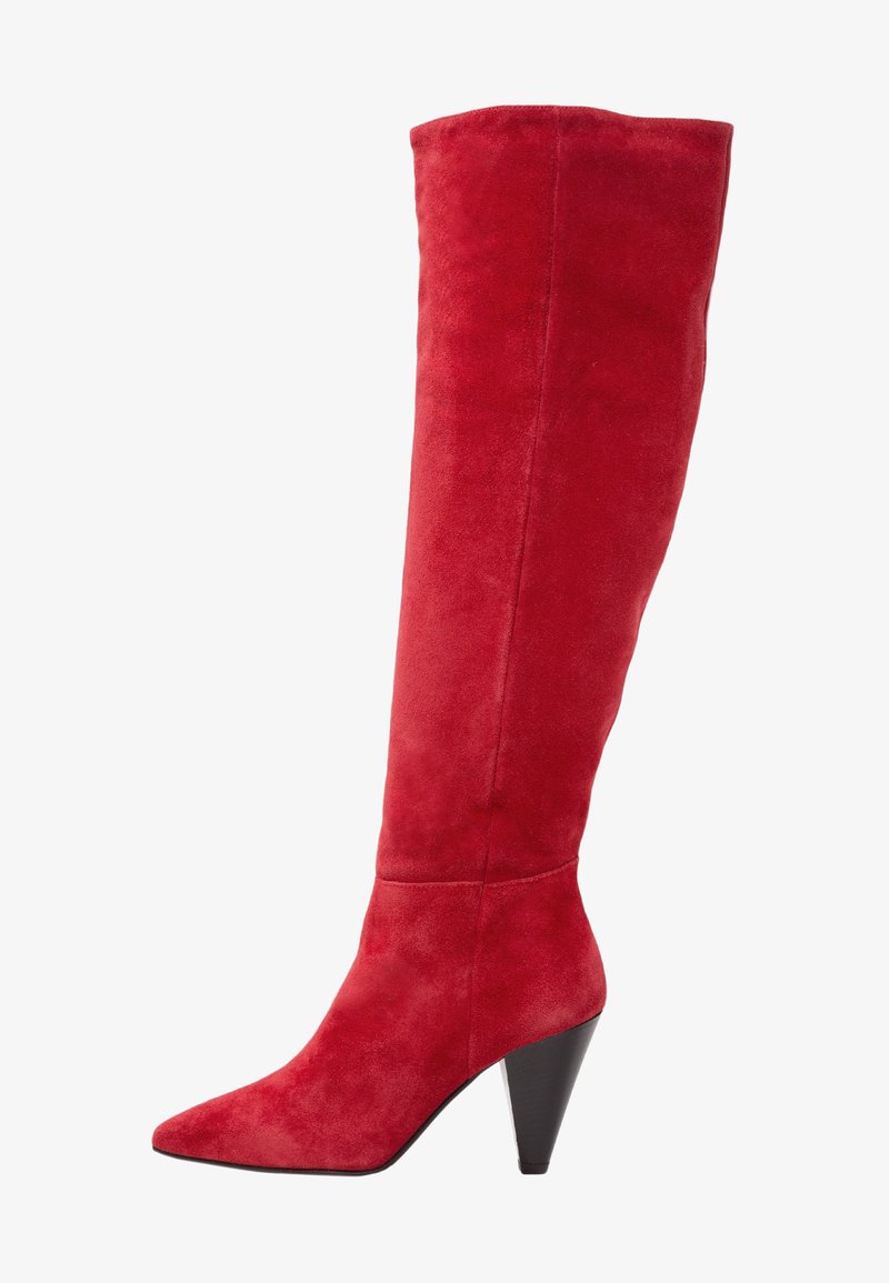 Rode suede laarzen tot boven de knie met een spitse neus en een hoge, taps toelopende zwarte hak. Gladde textuur, geen zichtbare patronen of hardware.