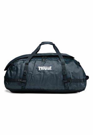 Bolsa de deporte negra Thule con dos asas para llevar, cierre de cremallera y logo de la marca centrado en el panel frontal.