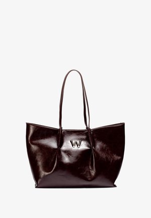 Ciemnobrązowa skórzana torba na ramię z podwójnymi uchwytami, gładką fakturą i wyraźnym srebrnym logo "W" z przodu.