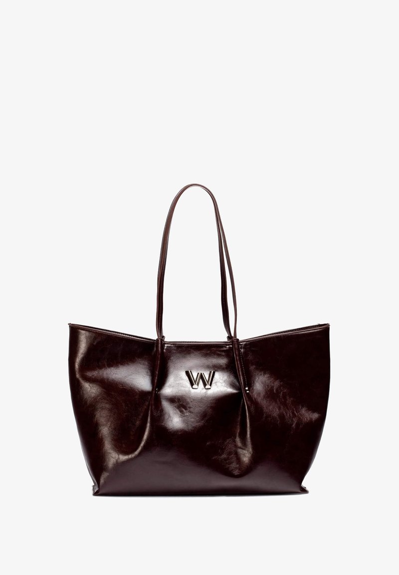 Ciemnobrązowa skórzana torba na ramię z podwójnymi uchwytami, gładką fakturą i wyraźnym srebrnym logo "W" z przodu.
