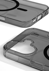 Gjennomsiktig telefondeksel med svart grafisk design, utskjæringer for kamera og porter, med en preget logo som sier "IDEAL OF SWEDEN".