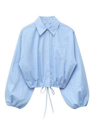 Jasnoniebieska krótka bluzka z długim rękawem, zapinana na guziki z przodu, z kieszenią na piersi, szerokim kołnierzem, elastycznym dołem ze sznurkiem i bufkami na rękawach.