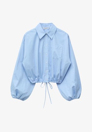 Jasnoniebieska krótka bluzka z długim rękawem, zapinana na guziki z przodu, z kieszenią na piersi, szerokim kołnierzem, elastycznym dołem ze sznurkiem i bufkami na rękawach.