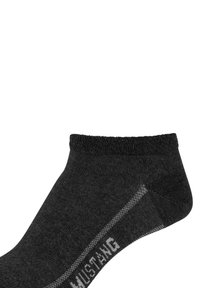 Czarna krótka skarpetka wykonana z miękkiego materiału, z wzmocnionym palcem, subtelną fakturą i kontrastującym, białym logo marki z boku.