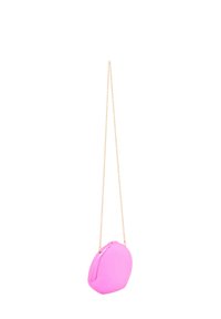 Rosa hårdskalsha väska med rund form och en guldkedjeaxelrem. Har en slät, blank yta och dragkedjestängning.