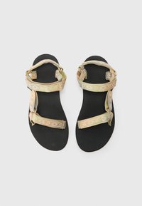 To par sandaler med svarte teksturerte såler og vevde stropper i pastellfarger med et geometrisk mønster.