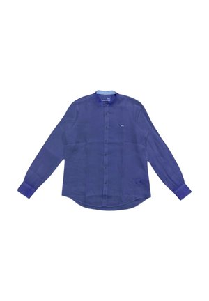 Camicia a maniche lunghe in tessuto blu scuro, con scollo rotondo, bottoni frontali e un piccolo logo sul lato sinistro del petto. Texture liscia.