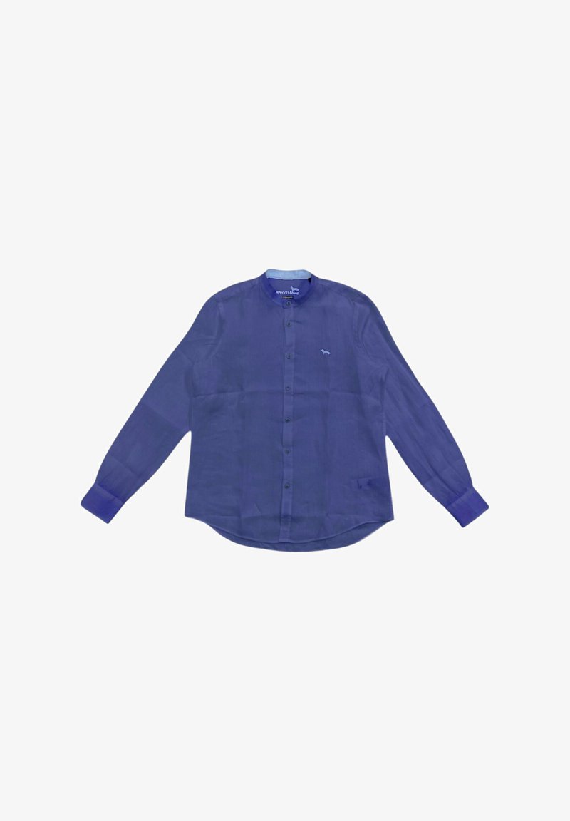 Camicia a maniche lunghe in tessuto blu scuro, con scollo rotondo, bottoni frontali e un piccolo logo sul lato sinistro del petto. Texture liscia.