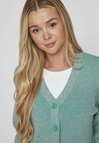 VILA VIRIL Strickjacke green milieu/grün Zalando.de