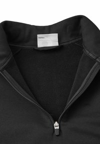 Czarna polarowa bluza na zamek z miękką podszewką, z kołnierzem i małą metką wewnątrz z pustymi liniami do personalizacji.