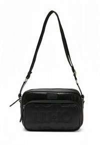 Zwarte synthetische crossbodytas met geperst logo ontwerp, ritssluiting, verstelbare riem en goudkleurige metalen accenten.