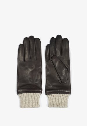 Gants en cuir marron avec des poignets en tricot crème côtelé. Présentent une séparation des doigts et un accent sur un côté, mettant en valeur une texture lisse.
