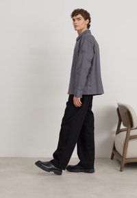 Calvin Klein MODERN OVERSHIRT - Camisa - iron gate